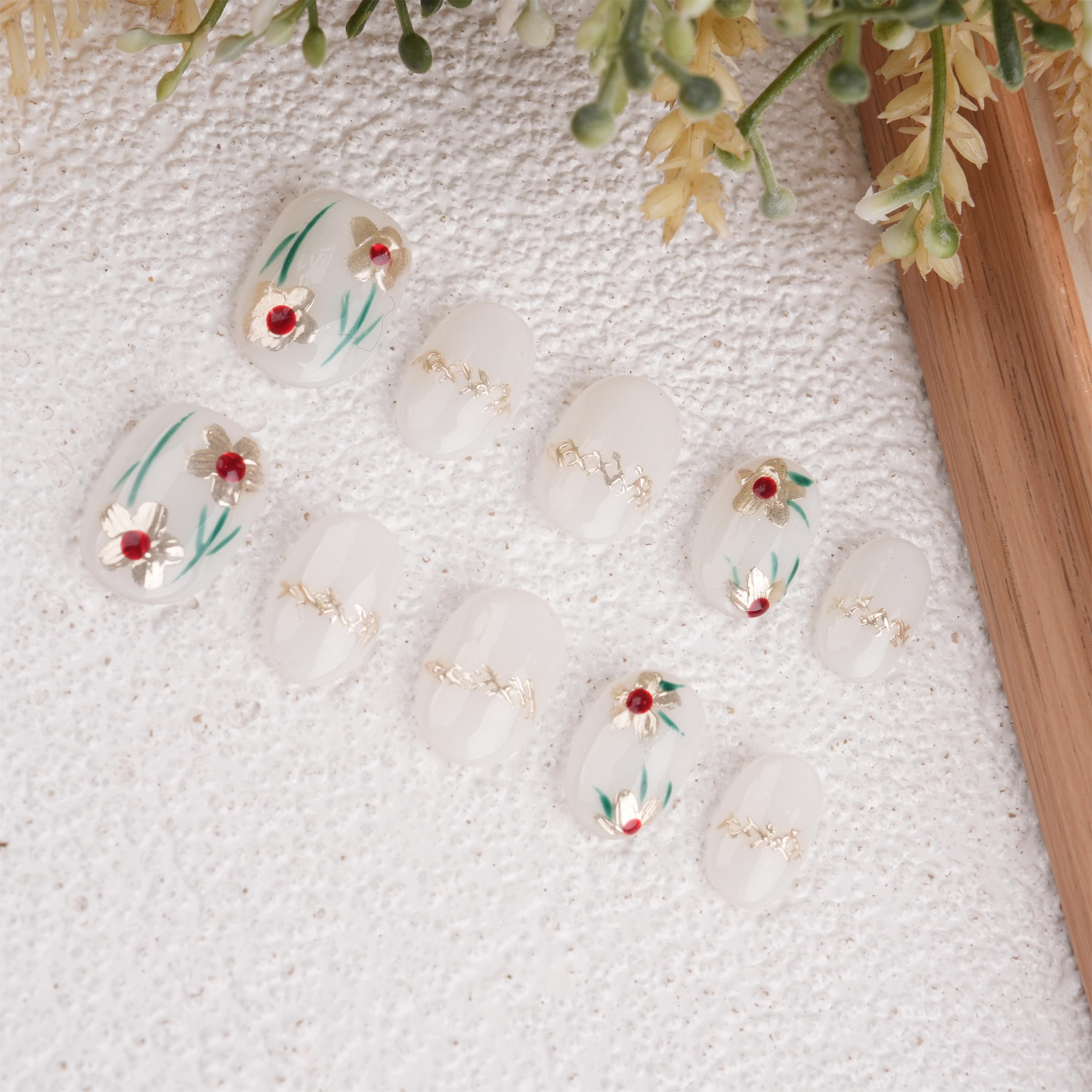 Delicate Golden Flowers Press On Nails,Short Square,Daily Wear,Trendy Reusable Floral Fake Nails,Birthday,Mother's Day Gifts