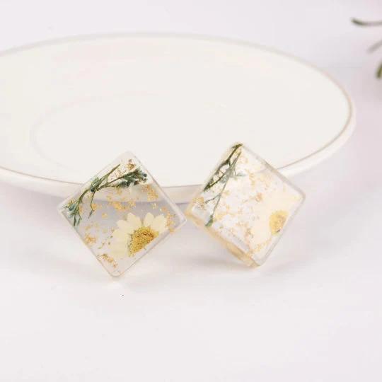 Real Flower Leaves Resin Drop Earrings, Handmade Maple Leaf Dainty Dangle for Daily and Casual Wear